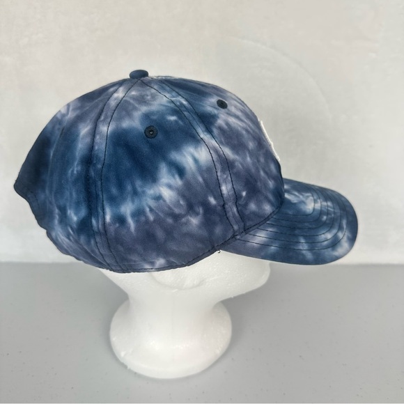 Black Clover Tie-Dye Golf Hat Blue Live Lucky Strap Back Baseball Cap Very Clean - Picture 2 of 8